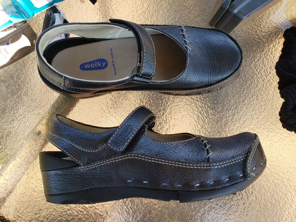 FREE GENUINE LEATHER UPPER AND LINNING SHOES  SIZE 6W