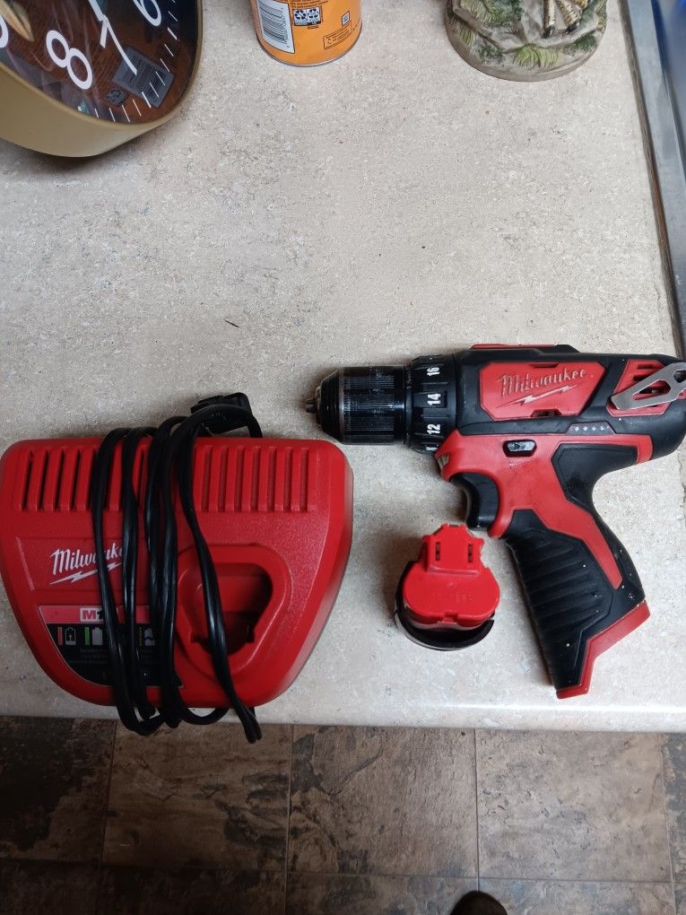 Milwaukee M12 cordless drill with battery and charger works great 