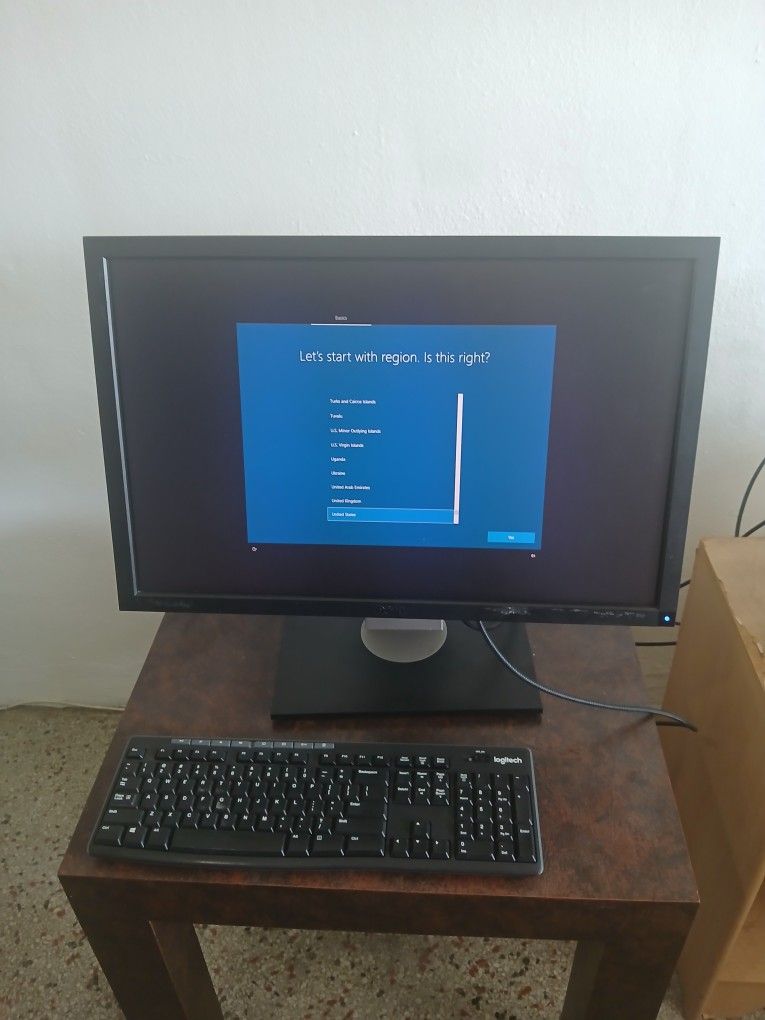 Dell HP Computer Windows 10, Dell Monitor, Wireless Logitech Keyboard