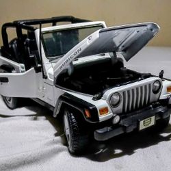 Rugged 1:18 Jeep Wrangler Rubicon Diecast - Doors & Hood