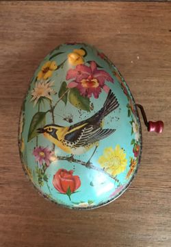 Vintage 1950s matell tin wind up Easter egg .Does NOT play music.