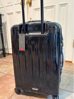 🔥 BRAND NEW Tumi V3 Carry-On Luggage (0228260D) - Never Used!