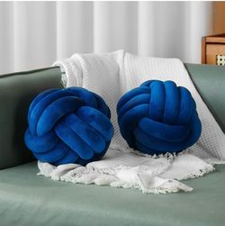 Knotted crochet throw pillows