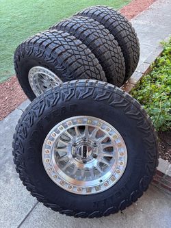 Like new KMC rims 6x139.7 rims 285/70/17 tires