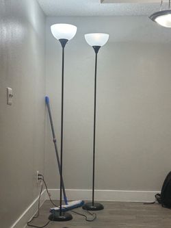 PAIR OF LAMPS LIKE NEW
