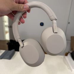 Sony WH-1000XM5 Wireless Noise-Cancelling Over-the-Ear Headphones (Silver)