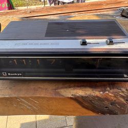 Vintage Woodgrain SANKYO SCR-760 clock radio