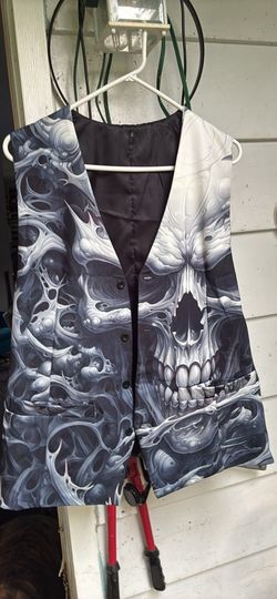 Extra large screaming skull vest heavy material brand new was just bought yesterday. Don’t fit