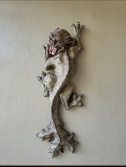 32 in- Catgoyle On The Loose Outdoor Wall Statue, Nothing broken, with original colors.
