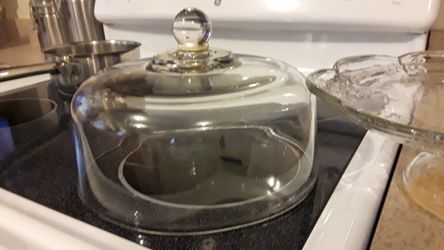 Cake stand with lid
