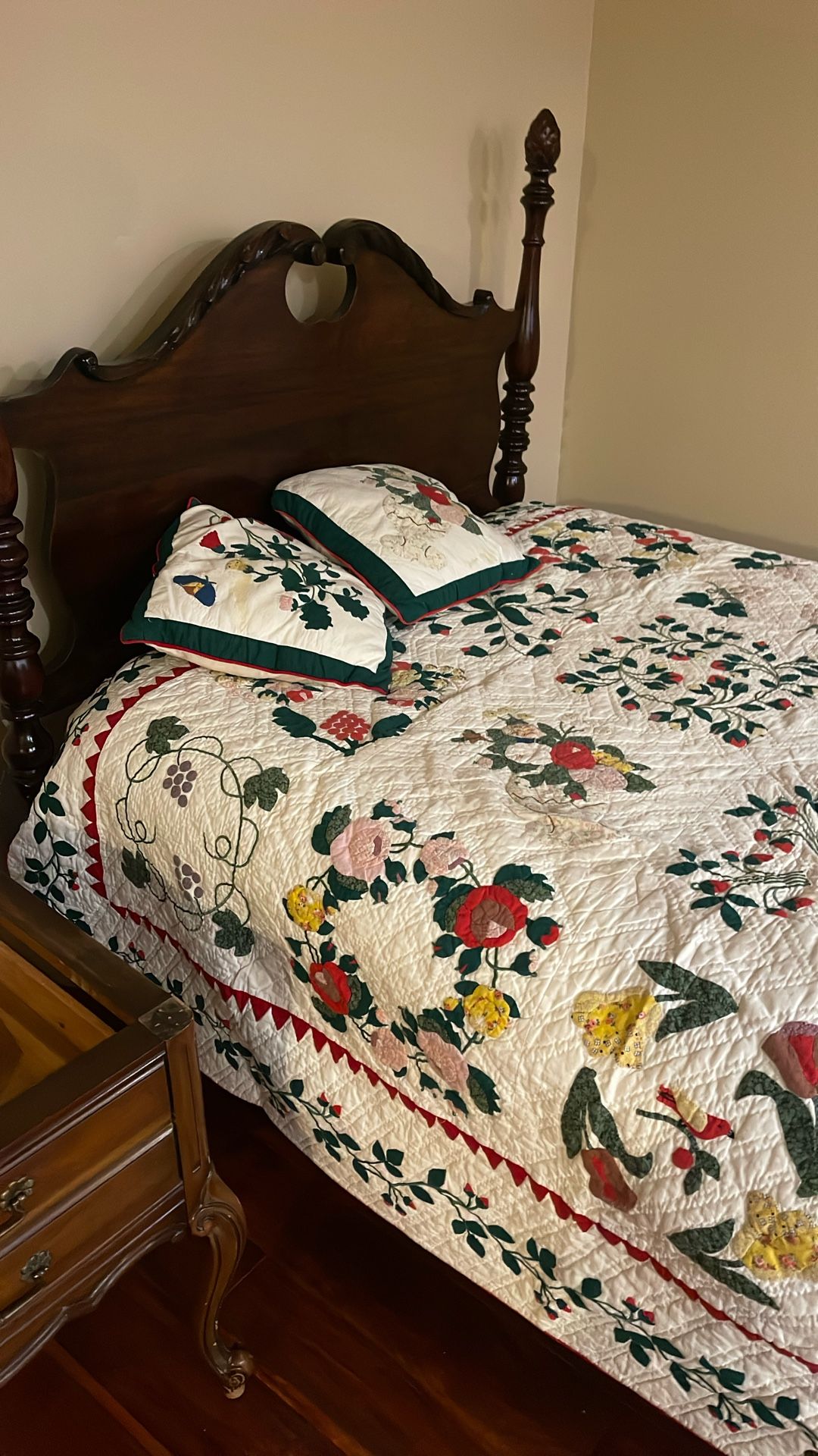 Quilt Christmas Or Year Round 2 sided Twin Or Full W/2 small Pillows