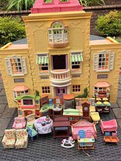 The Fisher-Price 2005 My Loving Family Grand Mansion