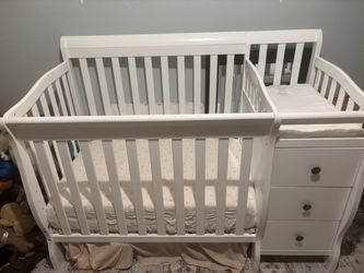 Mini sized crib with dresser