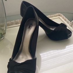 FIONI Women’s Black patent leather, 7 1/2 W