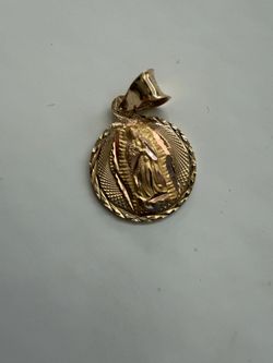 14kt  Gold virgin marry pendant ✨