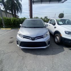 2020. Toyota Sienna Le