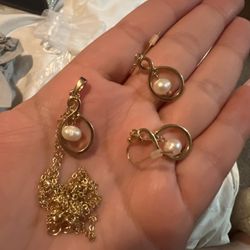 Pearl Pendant And Earrings 