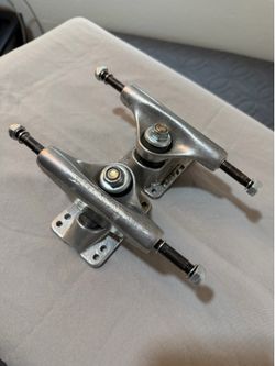Tracker dart skateboard  trucks (read description)