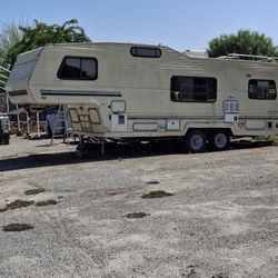 1989 Vocationer 5th Wheel Camper.  26ft 