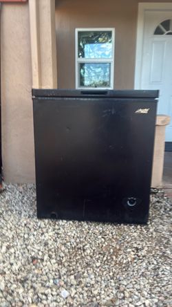 Arctic King Black Chest Freezer