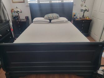 Queen bedroom set with dresser and 2 nightstands