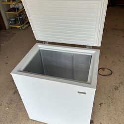 Freezer Chest by Idylis