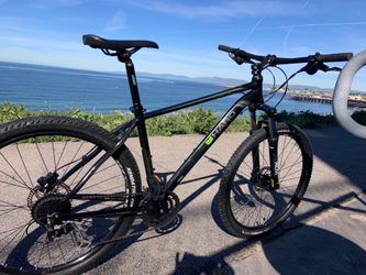Haro Flightline 27 trail. 24 speed medium size lightweight aluminum frame with hydraulic disc brakes and 27.5” wheels