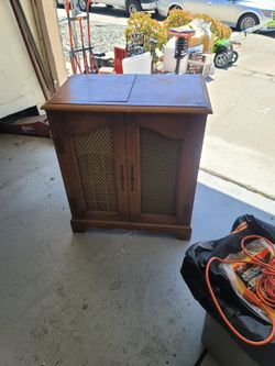 MAGNAVOX RECORD PLAYER