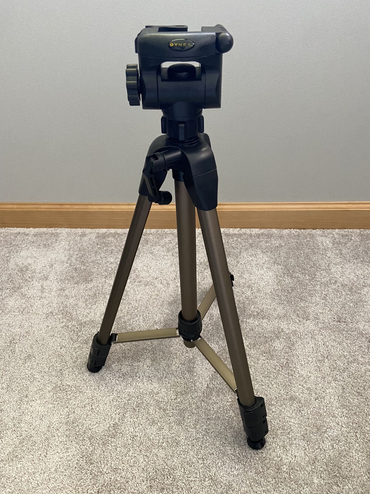 Dynex DX-TRP60 Tripod Digital Series