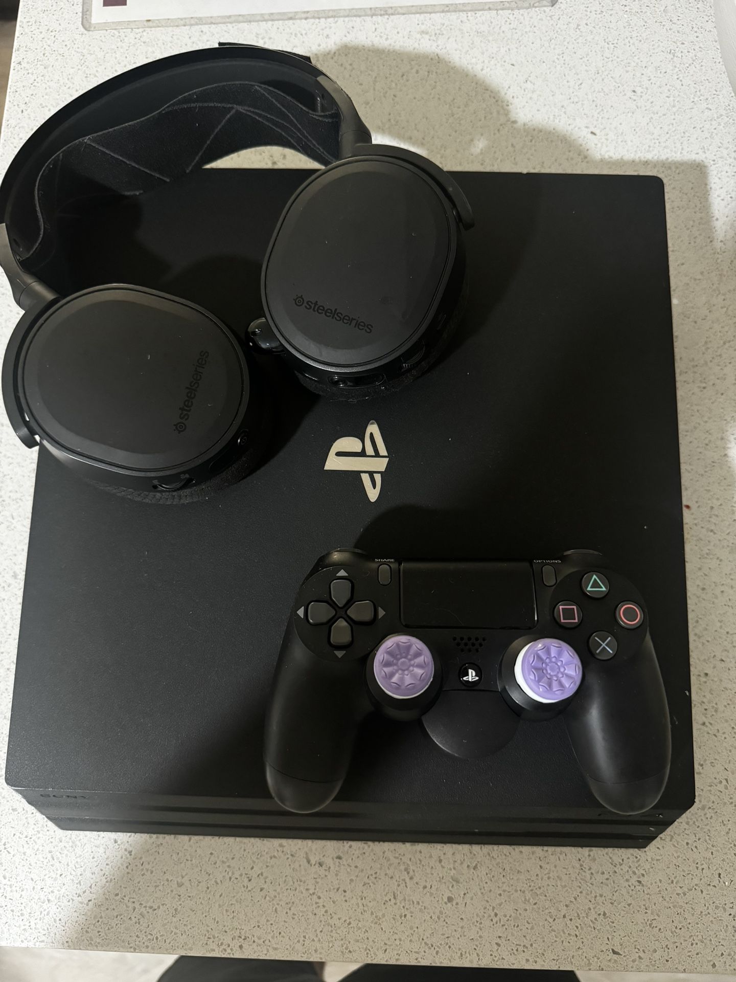 PS4 Pro (w SteelSeries Arctis 7)