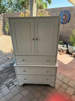 Dresser/armoire