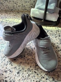 Children place toddler shoes size 6