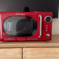 Nostalgia NRMO7RD6A Retro Microwave, 0.7 Cu. Ft., Red