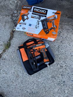 RIDGID 2-1/2 in. Straight Finish Nailer with Bag