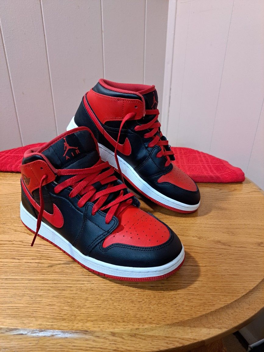 Nike Air Jordan 1 Red & Black Sneakers Youth Sz.7 Women's 8.5
Excellent condition.