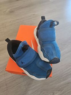 Boy shoes 9c / 10