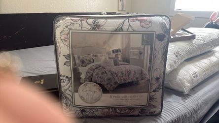 6 piece confortet set -Queen size new