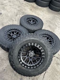 Vendo un set de rines nuevos le quedan a Toyota,Chevrolet, Nissan titán,GMC con llantas usadas
