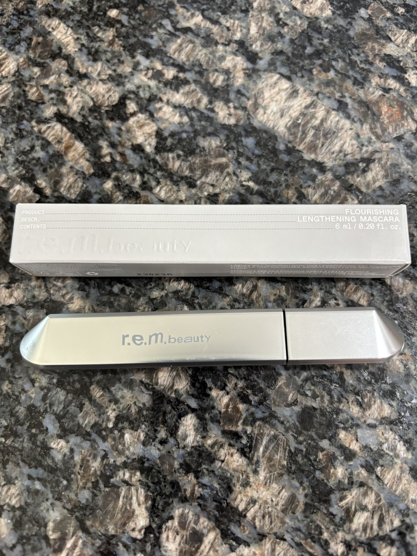 NEW R.E.M. BEAUTY BY ARIANA GRANDE FULL SIZE FLOURISHING LENGTHENING MASCARA IN BLACK $7!!