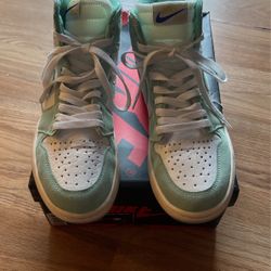 Air Jordan retro high OG Woman size 7. Men size 5 1/2 Used 1 time only Great Condition