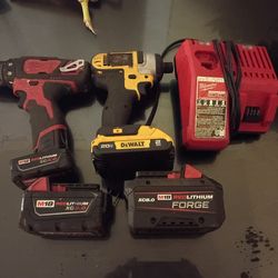 Taladro Milwaukee con batería de 4.0  taladro DeWalt también con batería  2 baterías Milwaukee una de 8.0 y una de 5.0  cargador para Milwaukee con 2 