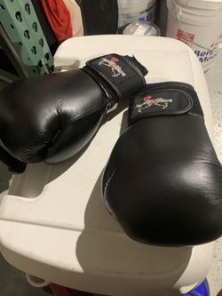 Century 12 oz Adult Medium Black Kickboxing Gloves {url removed} MMA