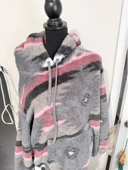 Woman’s fuzzy sweater size 1X pick up only!!