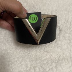 Gorgeous Brand New Silver V Bracelet In Black