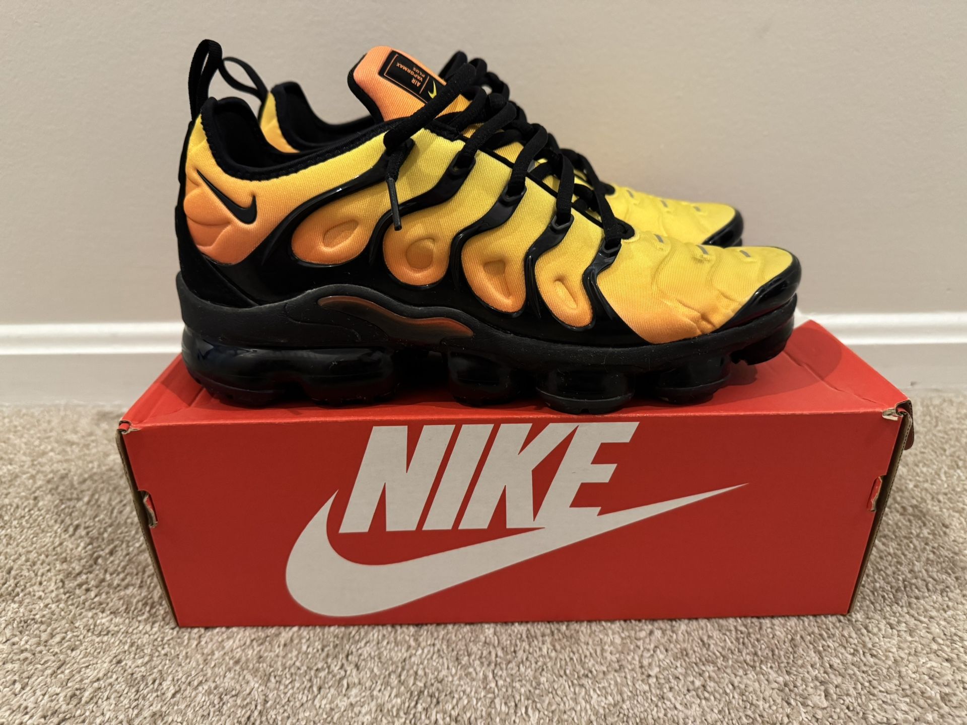 Nike Air Vapor Max plus- Orange/black 9.5 US