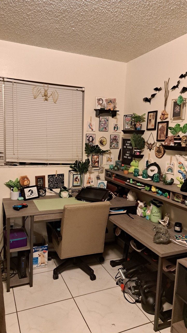 Large L SHAPED DESK with Wireless CHARGER