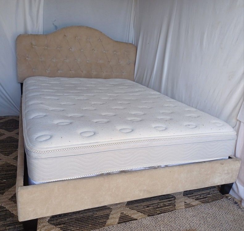 Queen Bed.  /Cama Queen