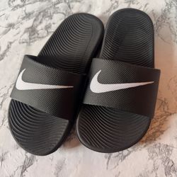 SIZE 1y Toddler NIKE Slippers $15