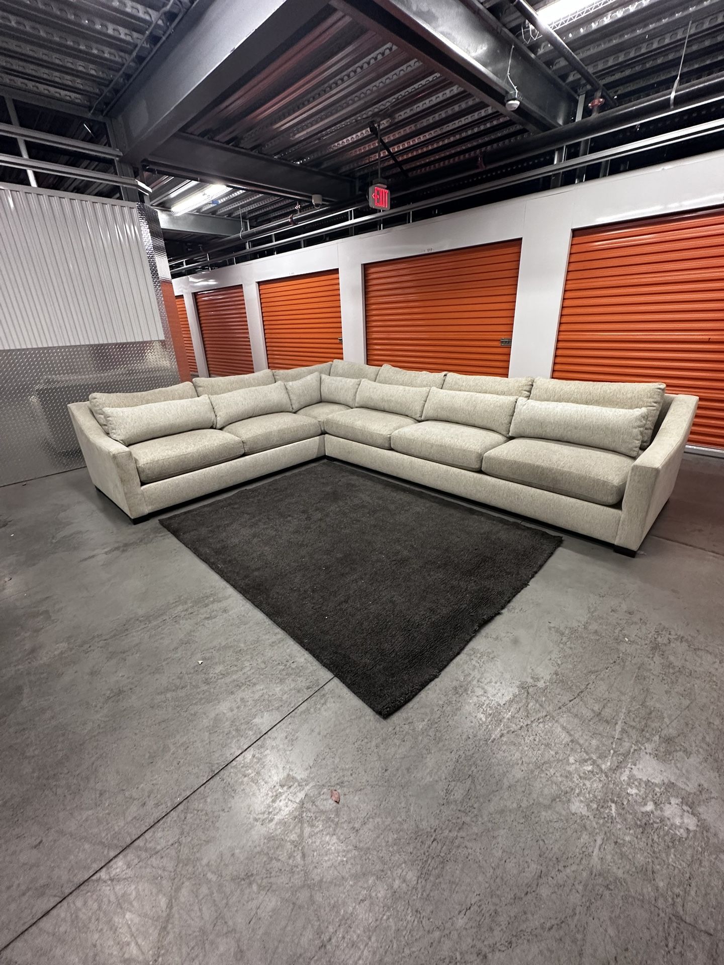 Gorgeous Sectional Couch (Free Delivery 🚚)