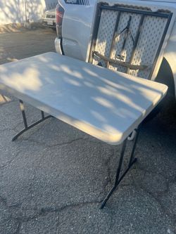 Folding tables